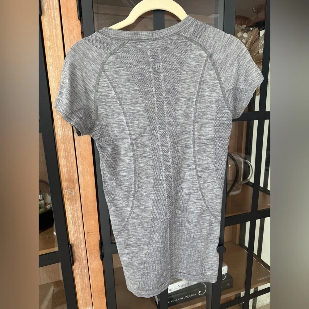 Lululemon Swiftly Tech Short Sleeve Crew tee Slate White workout running train